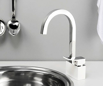 Смеситель для кухни WASSERKRAFT Aller 1067W поворотный излив белый/хром