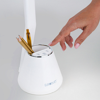 Настольная лампа Eurosvet Office 80421/1 белый 8Вт LED